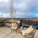 Centre - Roof Terrace & Free Parking 아파트 리즈