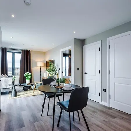 Centre - Roof Terrace & Free Parking Apartment *