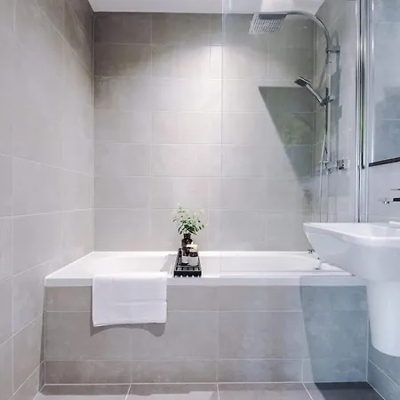 Apartment Centre - Roof Terrace & Free Parking *